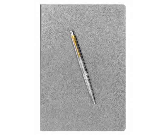 Подарочный набор: Шариковая ручка Parker Jotter Russia SE, цвет: St. Steel GT и Ежедневник недатированный серебристый, изображение 3