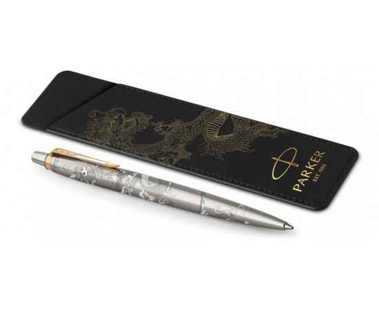 Шариковая ручка с чехлом Parker Jotter Dragon Special Edition, цвет: St. Steel GT, стержень: Mblue в подарочной коробке, изображение 3